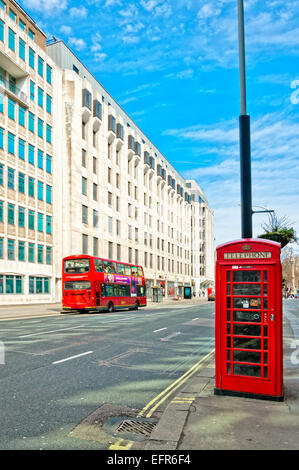 London, Regno Unito - 14 Aprile 2013: British icone telefono rosso booth e bus rosso lungo il Victoria Street, Westminster, London. Foto Stock