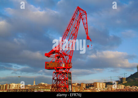 Vista frontale della gru rossa, Carola, a Bilbao, Paese Basco, Spagna Foto Stock