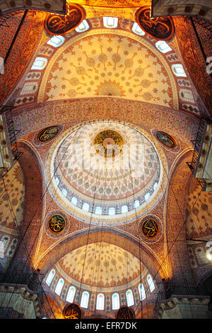 Interno della nuova moschea o Yeni Cami (1665), Istanbul, Turchia Foto Stock