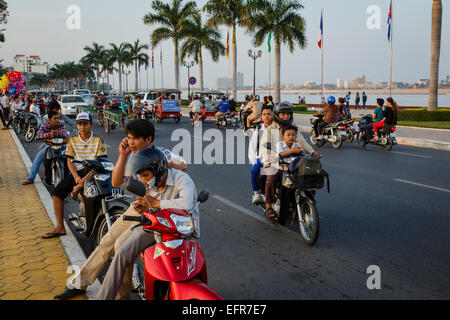 Traffico di persone e di veicoli mediante il Riverfront Promenade, Phnom Penh Cambogia. Foto Stock