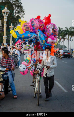 Scena di strada dal Riverfront Promenade, Phnom Penh Cambogia. Foto Stock