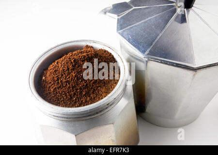 Il caffè macinato in una stufa Top caffettiera Espresso Foto Stock