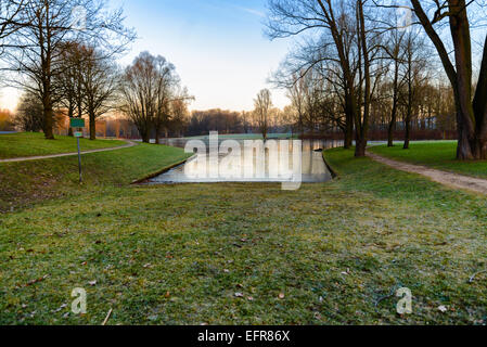 Immagine di stock di un lago ghiacciato al mattino presto Foto Stock