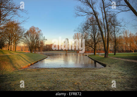 Immagine di stock di un lago ghiacciato al mattino presto Foto Stock