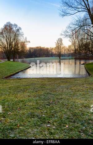 Immagine di stock di un lago ghiacciato in un parco nazionale all'alba Foto Stock