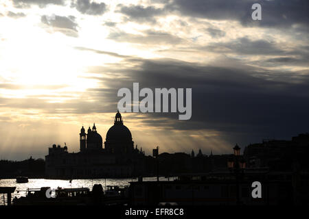 Una vista della cloudscape sopra la chiesa di Santa Maria della Salute, al tramonto a Venezia,l'Italia. Foto Stock