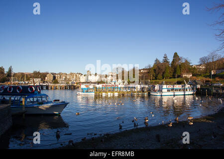 Lago di Windermere Cumbria Regno Unito 9 febbraio Bowness on Windermere Unforcasted luminoso giorno di credito: Gordon Shoosmith/Alamy Live News Foto Stock