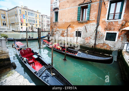 Gondole parcheggiato e ormeggiato sul canal grande vicino al ponte dell Accademia bridge a Venezia, Italia. Foto Stock