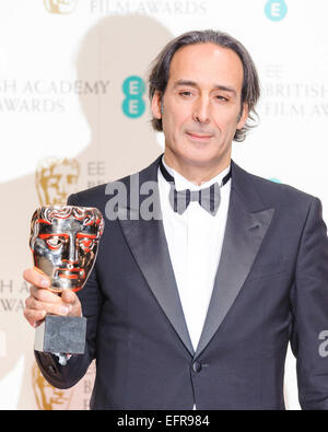 Londra, Regno Unito. Il giorno 08 Febbraio, 2015. Alexandre Desplat backstage dopo aver vinto un premio per il film il Grand Hotel di Budapest nella categoria Musica originale all'EE BRITISH ACADEMY FILM AWARDS su 08/02/2015 at Royal Opera House, Londra. Credito: Julie Edwards/Alamy Live News Foto Stock