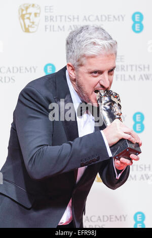 Londra, Regno Unito. Il giorno 08 Febbraio, 2015. Anthony McCarten backstage dopo aver vinto un premio per il film La teoria di tutto nella categoria sceneggiatura adattata all'EE BRITISH ACADEMY FILM AWARDS su 08/02/2015 at Royal Opera House, Londra. Credito: Julie Edwards/Alamy Live News Foto Stock