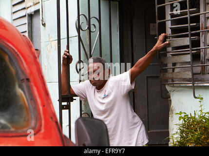 Uomo in porta, Cuba Foto Stock