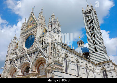 Cattedrale di Siena, a ovest e a sud di facciate e la torre Foto Stock