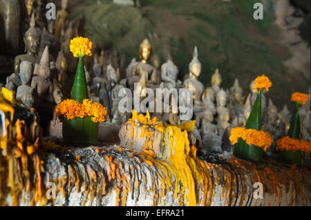 Vista orizzontale artigianale di calendula piramidi e statue di Buddha a Pak Ou o Tam Ting grotte. Foto Stock