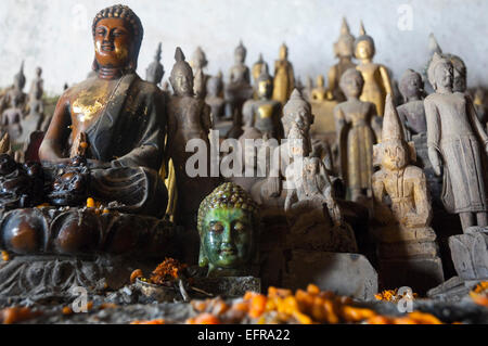 Chiudere orizzontale fino a centinaia di statue di Buddha in Pak Ou o Tam Ting grotte in una giornata di sole. Foto Stock