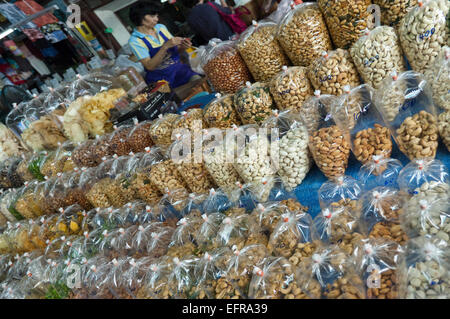 Chiudere orizzontale su di file di sacchetti di plastica piena di dadi e spuntini secchi in Thailandia. Foto Stock