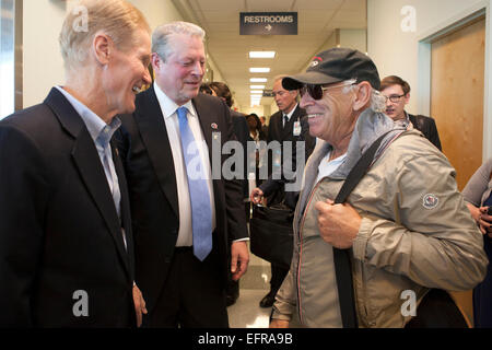 Senatore USA Bill Nelson, sinistra e ex Vice Presidente Al Gore salutare il cantante Jimmy Buffett, a destra il Kennedy Space Center prima del previsto il decollo della NOAA dello spazio profondo Osservatorio Climatico missione o DSCOVR, a bordo di una SpaceX Falcon 9 rocket Febbraio 8, 2015 a Cape Canaveral, in Florida. Foto Stock