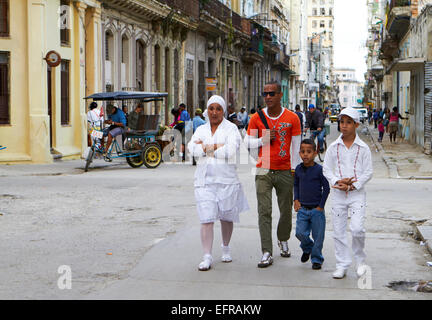 Persone su strada, Cuba Foto Stock