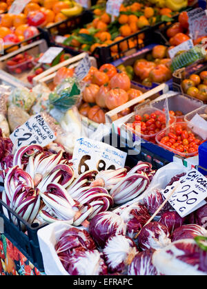 Un mercato in stallo laden con verdure fresche a Rialto Mercato alimentare. Foto Stock