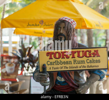 Pirate holding Tortuga rum torta segno Foto Stock