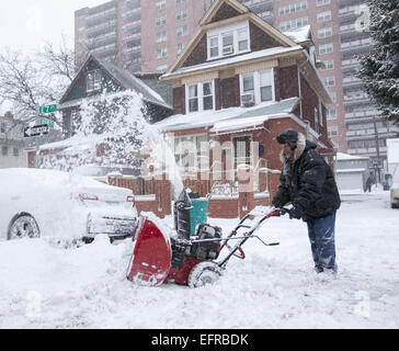 L'uomo utilizza uno spazzaneve a turbina dopo una neve pesante nella sezione di Kensington di Brooklyn, New York. Foto Stock