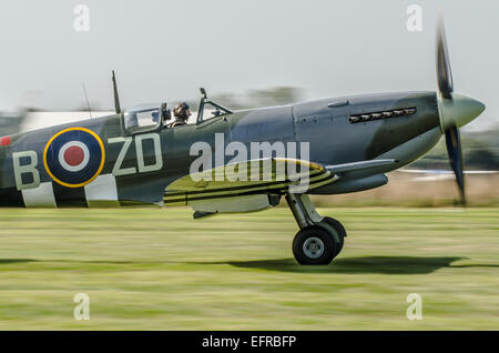 Il Supermarine Spitfire IX MH434 sul suo decollo rullo a Goodwood 2014. Seconda Guerra Mondiale Spitfire aereo da combattimento. Pista in erba Foto Stock