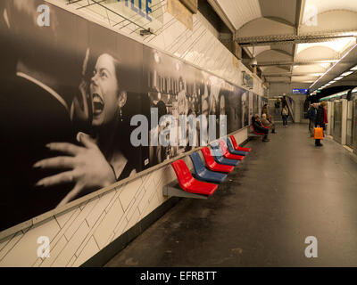 Gary Winogrand fotografia manifesti in Hotel de Ville stazione della metropolitana Foto Stock