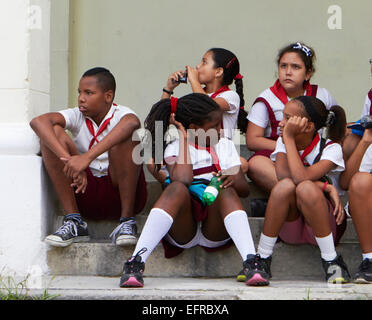 A scuola i bambini seduti, Cuba Foto Stock