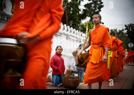 I monaci raccogliendo elemosine al sunrise, Luang Prabang, Laos. Foto Stock