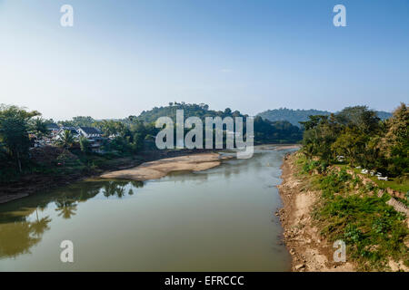 Vista sul fiume Nam Khan, Luang Prabang, Laos. Foto Stock