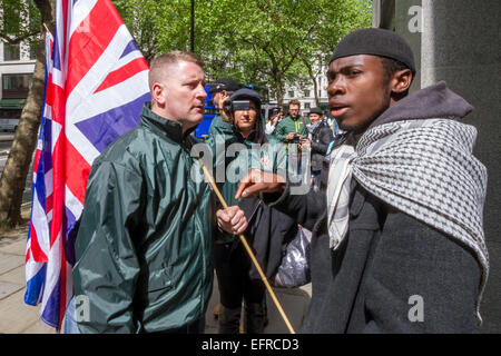 Brustchom Ziamani (R) ha raffigurato il 9 maggio 2014 al di fuori dell'alta Commissione indiana a Londra, confrontandosi con Paul Golding (L) del primo movimento nazionalista britannico. Brustholm Ziamani, 19 anni, è stato rimandato in custodia dopo essere comparso in tribunale per far fronte a accuse di terrore. Ziamani, di Camberwell, a sud-est di Londra, è stato accusato di 'intraprendere una condotta in preparazione di atti terroristici' il 19 agosto 2014 o prima. Il signor Ziamani è stato arrestato martedì 19 agosto 2014 nella zona est di Londra. Attualmente è in fase di processo presso l'Old Bailey Court. Foto Stock