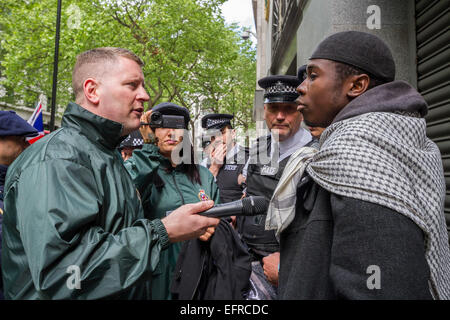 Brustchom Ziamani (R) ha raffigurato il 9 maggio 2014 al di fuori dell'alta Commissione indiana a Londra, confrontandosi con Paul Golding (L) del primo movimento nazionalista britannico. Brustholm Ziamani, 19 anni, è stato rimandato in custodia dopo essere comparso in tribunale per far fronte a accuse di terrore. Ziamani, di Camberwell, a sud-est di Londra, è stato accusato di 'intraprendere una condotta in preparazione di atti terroristici' il 19 agosto 2014 o prima. Il signor Ziamani è stato arrestato martedì 19 agosto 2014 nella zona est di Londra. Attualmente è in fase di processo presso l'Old Bailey Court. Foto Stock