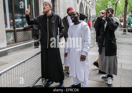 (Archivio immagini) Brustchom Ziamani (R) qui, nel maggio 2014, al di fuori dell'alta Commissione indiana di Londra con altri radicali tra cui Abdullah Deen (L) e Suleyman (centro) durante una protesta islamista. Brustchom Ziamani, 19 anni, è stato rimandato in custodia dopo essere comparso in tribunale per affrontare accuse di terrore. Ziamani, di Camberwell, a sud-est di Londra, è stato accusato di 'intraprendere una condotta in preparazione di atti terroristici' il 19 agosto 2014 o prima. Il signor Ziamani è stato arrestato martedì 19 agosto 2014 nella zona est di Londra. Attualmente è in fase di processo presso l'Old Bailey Court. Foto Stock