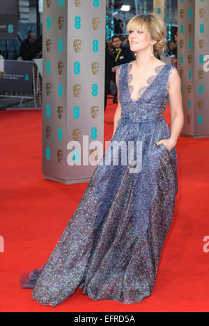 Edith Bowman arriva sul tappeto rosso per l'EE BRITISH ACADEMY FILM AWARDS su 08/02/2015 at Royal Opera House, Londra. Foto di Julie Edwards Foto Stock