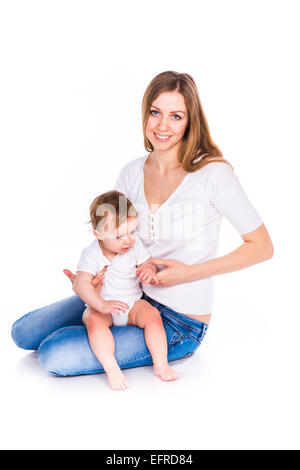 Bellissimo bambino e la madre la riproduzione isolato su bianco Foto Stock