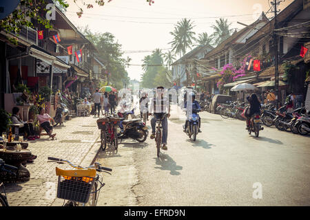 I negozi e i ristoranti sulla strada principale, Sisavangvong Road, Luang Prabang, Laos. Foto Stock