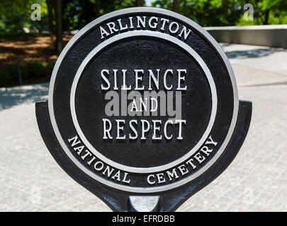 Silenzio e segno di rispetto al Cimitero Nazionale di Arlington, vicino a Washington DC, Arlington, Virginia, Stati Uniti d'America Foto Stock