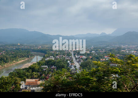 Vista su Luang Prabang e il fiume Nam Khan, Laos. Foto Stock