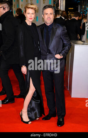 Sunrise Coigney e Mark Ruffalo arriva sul tappeto rosso per l'EE BRITISH ACADEMY FILM AWARDS su 08/02/2015 at Royal Opera House, Londra. Foto di Julie Edwards Foto Stock