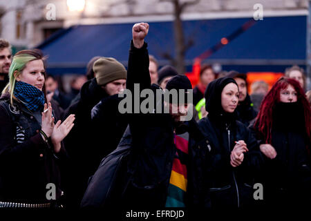 Copenhagen, Danimarca. Il 9 febbraio, 2015. I manifestanti contro il movimento PEGIDA IO a Copenaghen si sono riuniti oggi settimanale Lunedì la dimostrazione. Gli organizzatori di altoparlanti ha annunciato che continuerà a queste manifestazioni settimanali contro il tedesco ha ispirato il movimento PEGIDA a Copenaghen fino a quando essi sono "… fuori della città". Allo stesso tempo l'altoparlante notato che le dimostrazioni PEGIDA nel paese la seconda più grande città di Aarhus, ha interrotto le proprie attività a causa della anti razzisti contro la dimostrazione - un messaggio che è stato accolto con applausi, come la foto qui indica © OJPHOTOS/Alamy vivere N Foto Stock