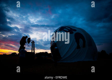 Stagliano balloonists gonfiare una mongolfiera all'alba Foto Stock