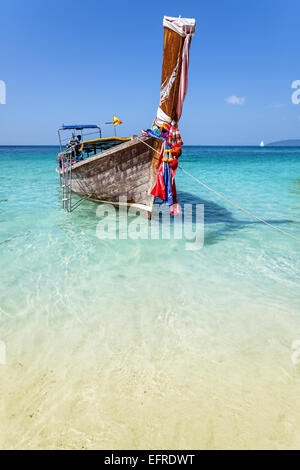 La barca di legno sulle cristalline acque poco profonde, Railay Beach. Foto Stock