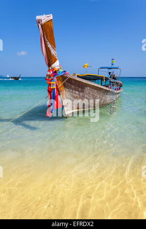 La barca di legno sulle cristalline acque poco profonde, Railay Beach. Foto Stock