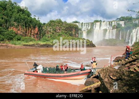 IGUAZU, Argentina - 4 Maggio 2008: i turisti non identificato presso le cascate Iguazu sul confine di Argentina e Brasile Foto Stock