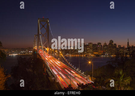 Ora di punta WESTERN Oakland Bay Bridge Yerba Buena Island si affacciano su San Francisco California USA Foto Stock