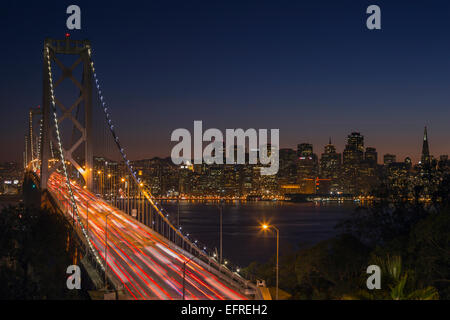 Ora di punta WESTERN Oakland Bay Bridge Yerba Buena Island si affacciano su San Francisco California USA Foto Stock