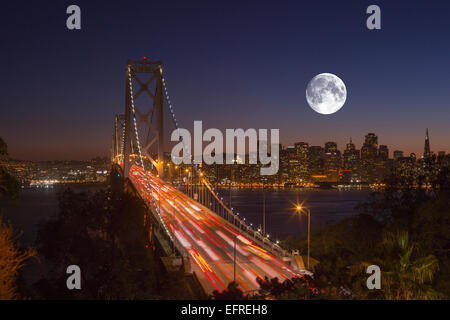 Ora di punta WESTERN Oakland Bay Bridge Yerba Buena Island si affacciano su San Francisco California USA Foto Stock