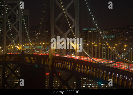 Ora di punta WESTERN Oakland Bay Bridge Yerba Buena Island si affacciano su San Francisco California USA Foto Stock