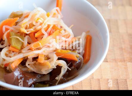 Il cinese con insalata di fagioli mungo e Giudeo l orecchio fungo in una ciotola. Foto Stock