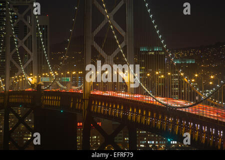 Ora di punta WESTERN Oakland Bay Bridge Yerba Buena Island si affacciano su San Francisco California USA Foto Stock