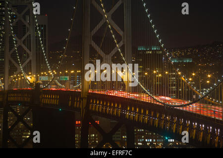 Ora di punta WESTERN Oakland Bay Bridge Yerba Buena Island si affacciano su San Francisco California USA Foto Stock